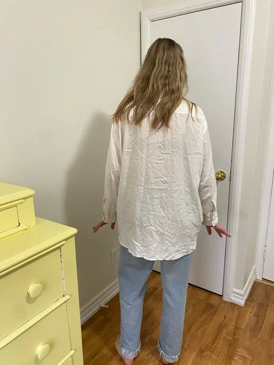 White Button-Front Collared Blouse - Picture 2 of 3